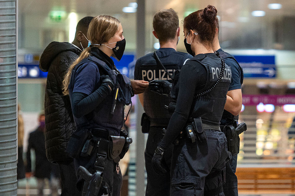 Am Hauptbahnhof Magdeburg haben Polizisten einen Mann mit einer getarnten Waffe entdeckt. (Symbolbild)