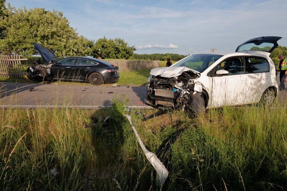 Die beiden Autos mussten abgeschleppt werden.