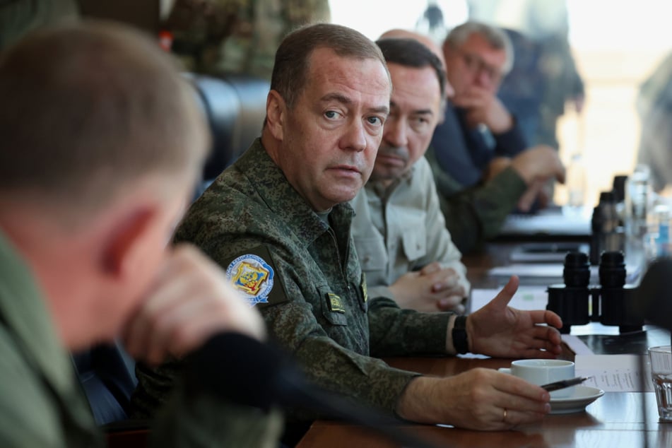 Russlands Ex-Präsident Dmitri Medwedew (60) hat den Einsatz der neuen Mittelstreckenrakete Oreschnik gegen die Ukraine als Beruhigungsmittel gerechtfertigt.