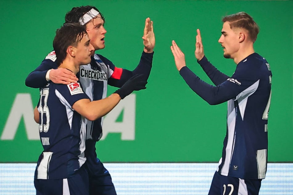 Die Zeichen stehen auf Abschied: Michal Karbownik (24, l.) könnte Hertha BSC im Sommer ablösefrei verlassen.