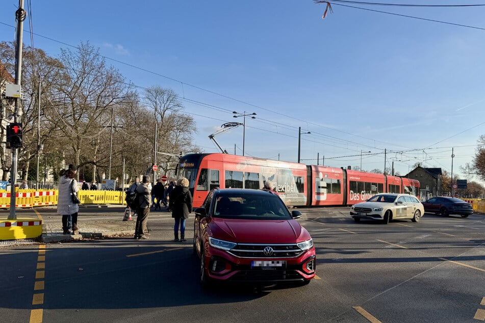 Gegen 11.48 Uhr habe der Fahrer des VW in die Straße An der Tabaksmühle abbiegen wollen und dabei die Straßenbahn übersehen.