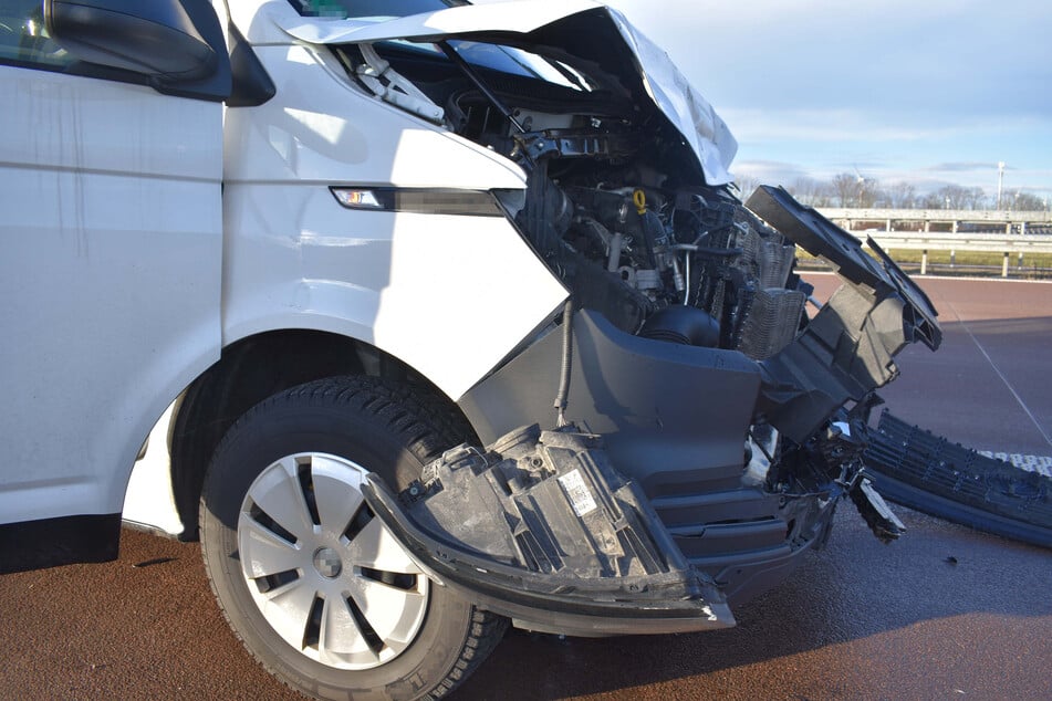 Unfall A9: Unfall auf der A9: Transporter kracht in Lastwagen