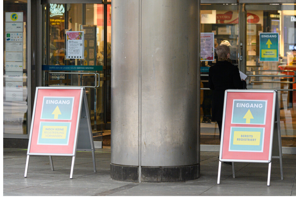 "Click and Meet". Wie hier in Dresden kann vielerorts nur per Terminvergabe geshoppt werden. Bei diesem Geschäft gibt es Eingänge für registrierte Kunden und welche, die sich noch nicht angemeldet haben.
