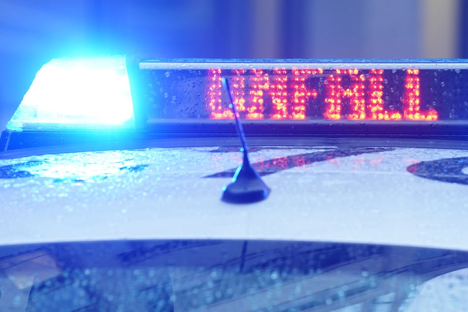 Unfall A8: Lastwagen kracht auf A8 in Wohnmobil: Fünf Menschen verletzt