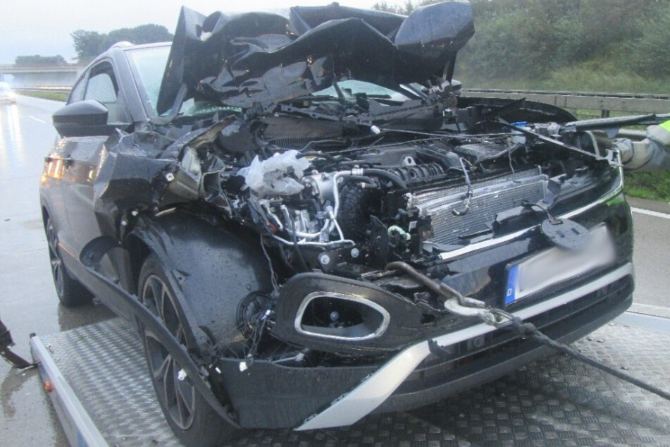 Der Wagen der 38-Jährigen wurde bei dem Unfall so schwer beschädigt, dass er abgeschleppt werden musste.