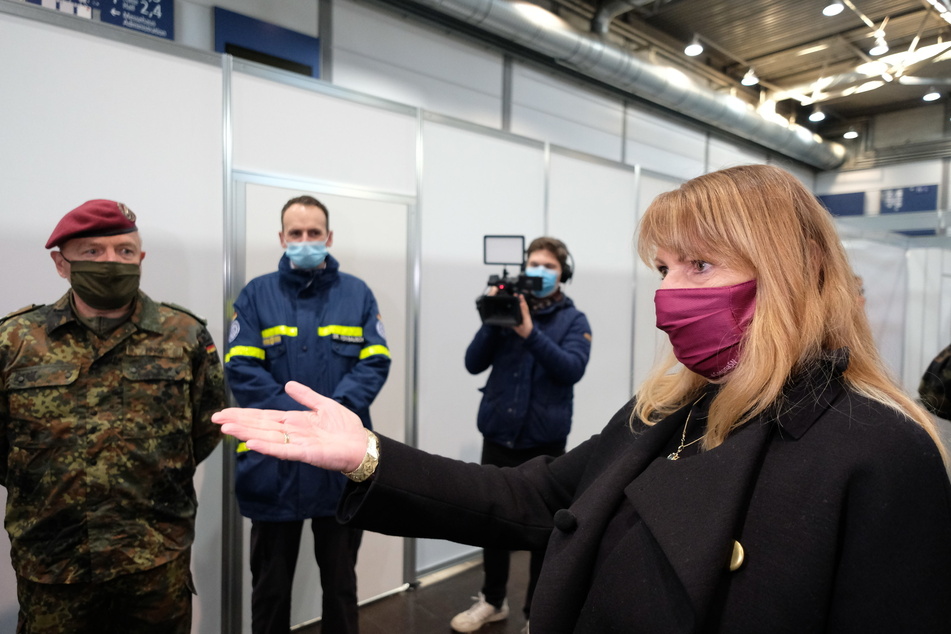Sachsens Gesundheitsministerin Petra Köpping besuchte bereits am 8. Dezember das zukünftige Impfzentrum in der Leipziger Messe.