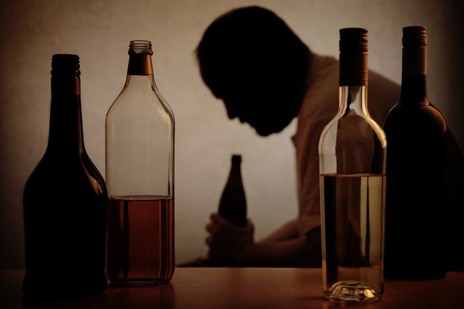 Ein 51-Jähriger ist am Samstagmittag in einem Restaurant in Mönchengladbach eingeschlafen, nachdem er dort eine Flasche Wein geklaut und geleert hatte (Symbolbild).