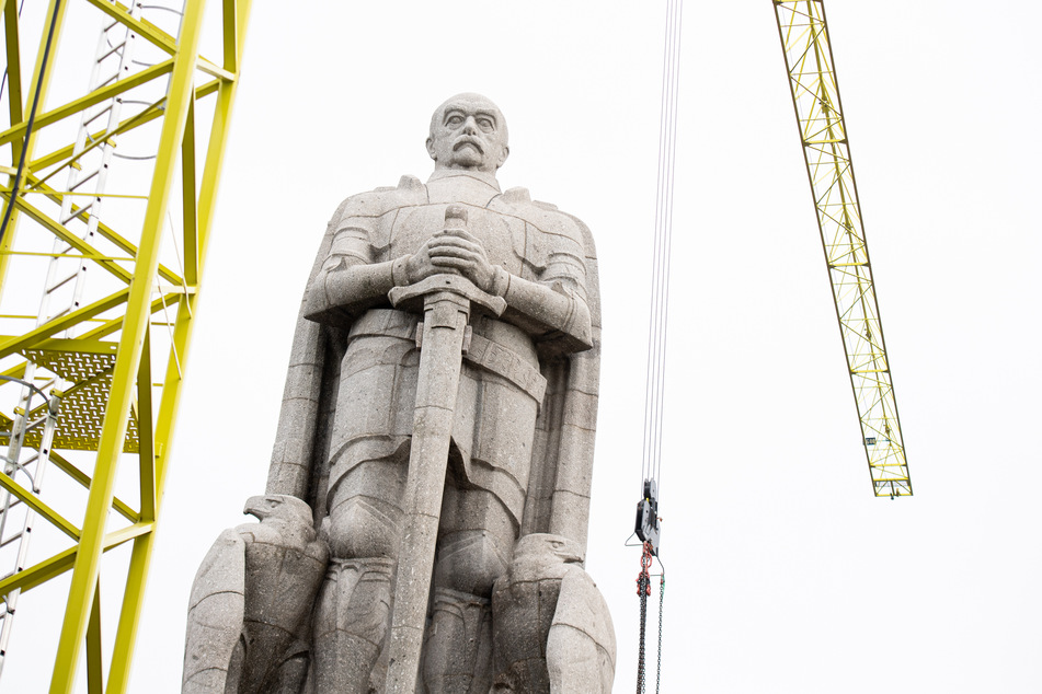 Das Bismarck-Denkmal über dem Hamburger Hafen wird derzeit saniert.