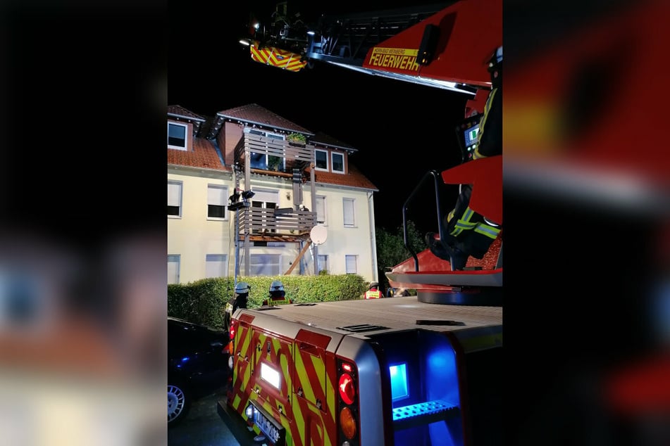 Auch eine Drehleiter war im Einsatz gewesen, da sich eine Person in Höhe des ersten Obergeschosses auf Trümmerteilen befand.