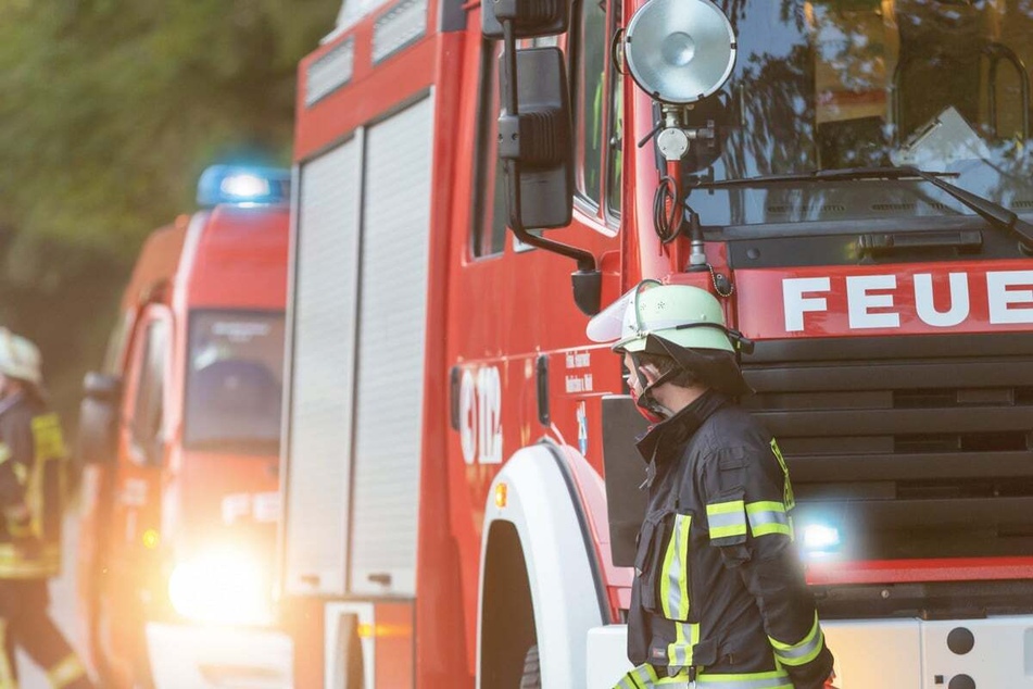 30.000 Euro Schaden: Traktor fängt bei Erntearbeiten plötzlich Feuer