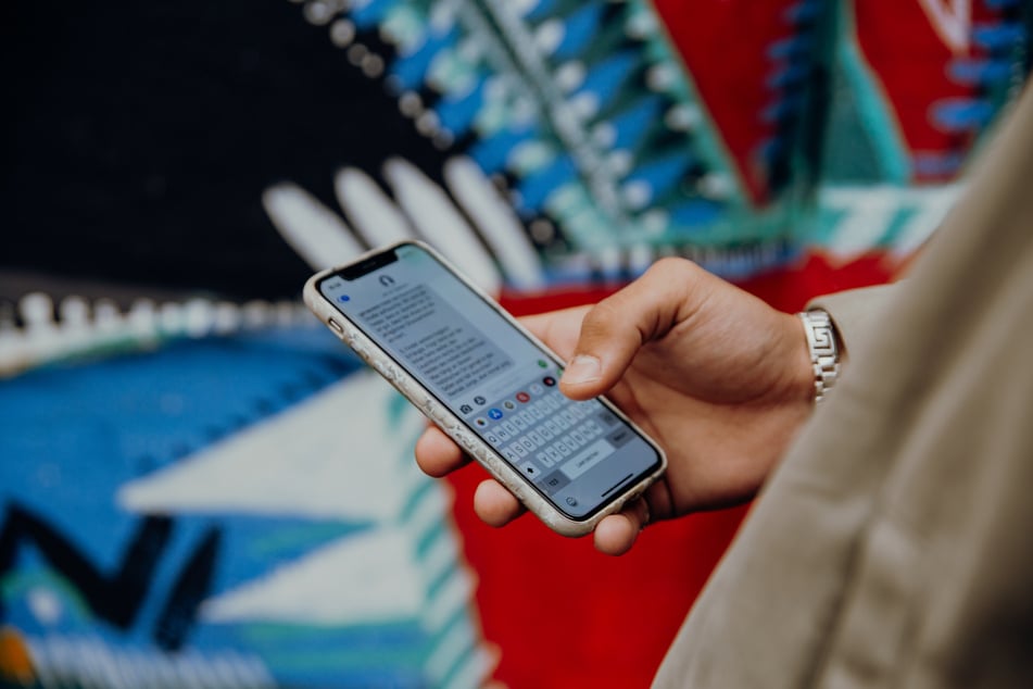 Die Wegbeschreibungen und Rätsel werden auch per Nachricht aufs Handy gesendet.
