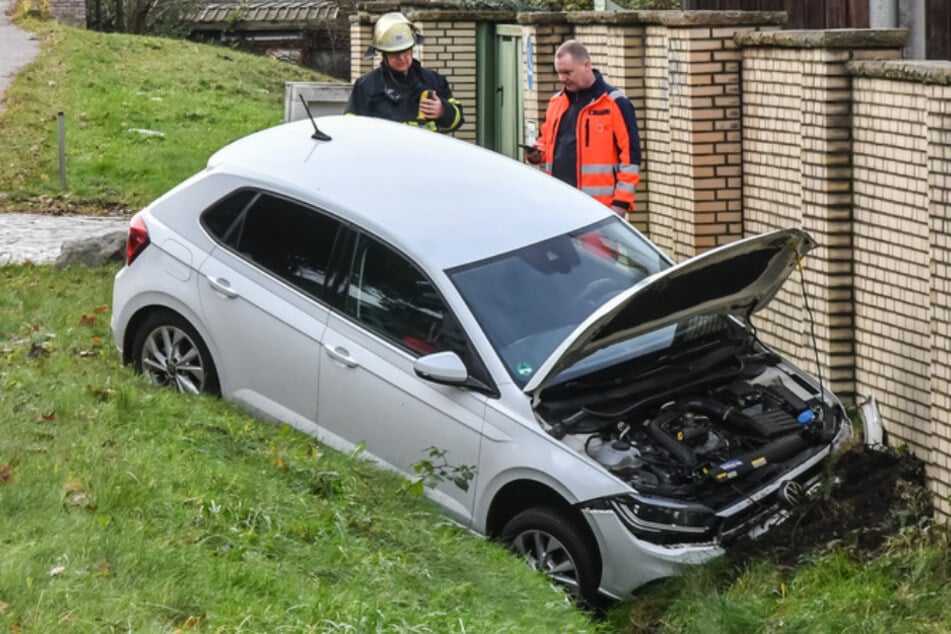 In Hamburg ist am Samstag eine Frau mit ihrem VW Polo verunglückt. Der Wagen kam von der Straße ab und krachte in einen Graben.