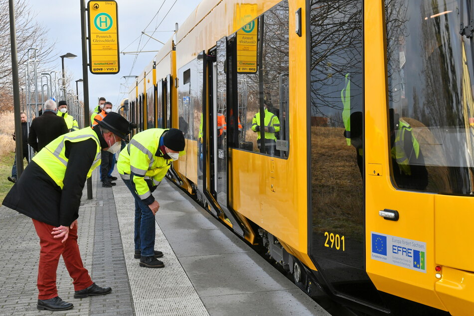 Die DVB-Mitarbeiter Jan Silbermann (46, v.) und Holger Seifert (55) prüfen an der Haltestelle Pennrich, ob die Bahn problemlos einfahren kann.