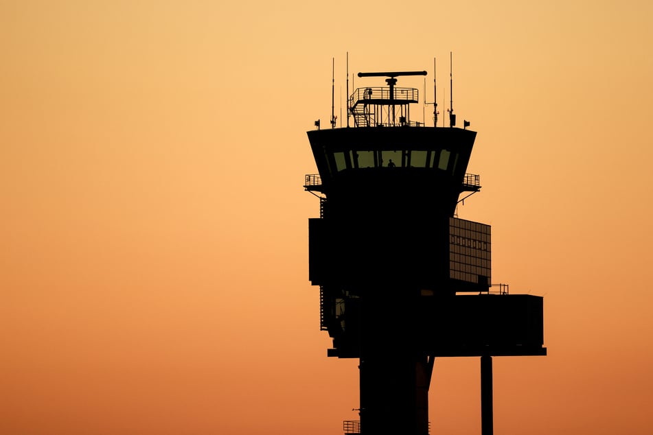 Der Tower am Flughafen Leipzig/Halle. Sachsens Airports befinden sich nach wie vor in der Krise. Mit weiteren 71 Millionen Euro wollen die Bundesländer die Standorte nun retten.