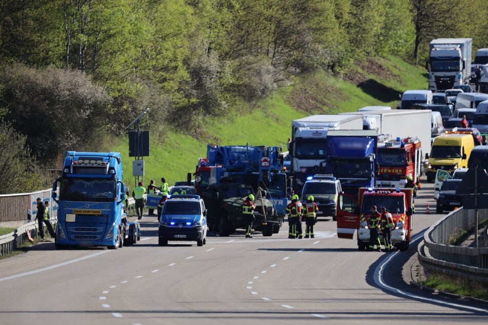 Die Autobahn musste gesperrt werden - es bildete sich ein langer Stau.