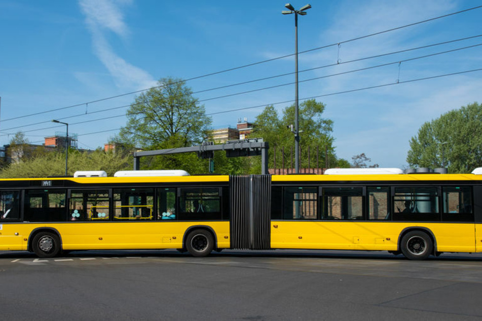 Von Passantin informiert: Busfahrer verletzt Mann schwer ohne es zu wissen