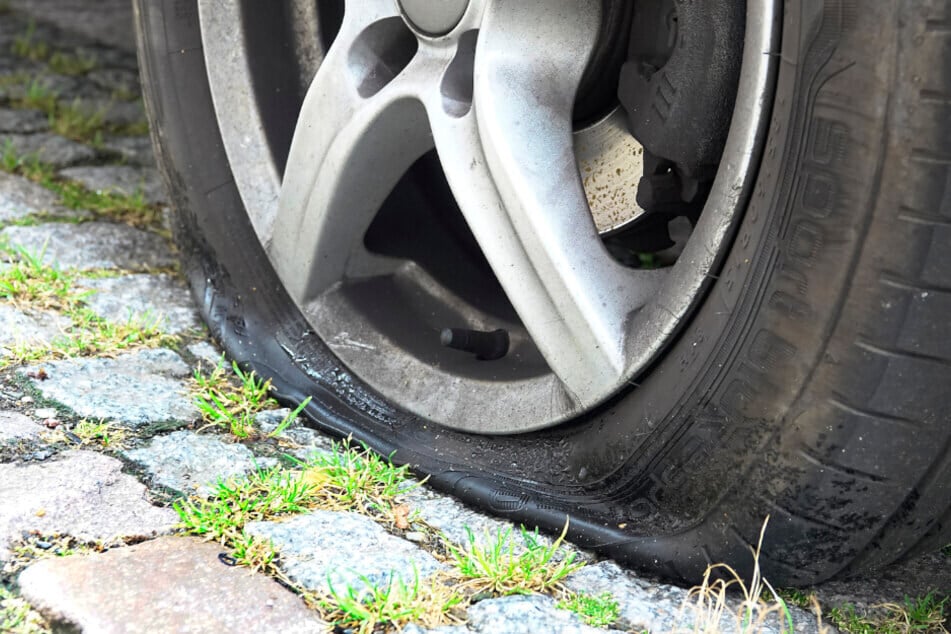 An vier Autos waren die Reifen platt. (Symbolbild)