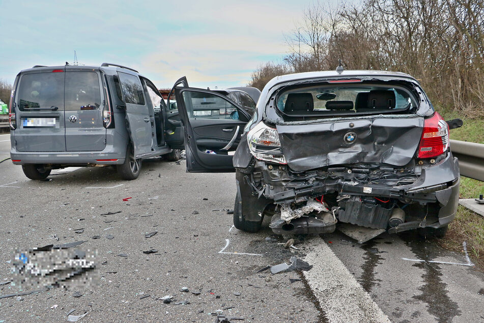 Auch ein BMW und ein VW waren in den Massen-Crash verwickelt.