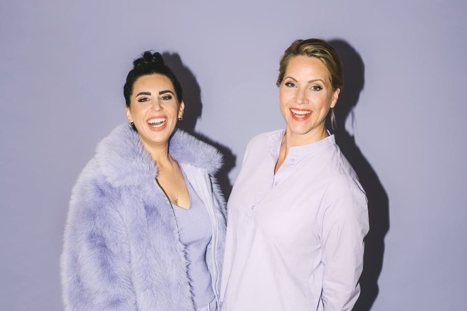 Ariana Baborie (38, l.) und Judith Rakers (50) quasselten in ihrem Podcast "Baborie &amp; Rakers – Was war los gewesen?" über ihren gemeinsamen TV-Auftritt.