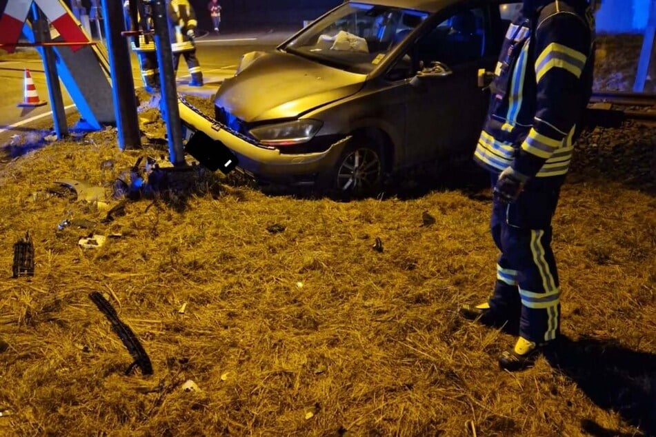 Der Senior (74) landete mit seinem Golf in der Schranke.