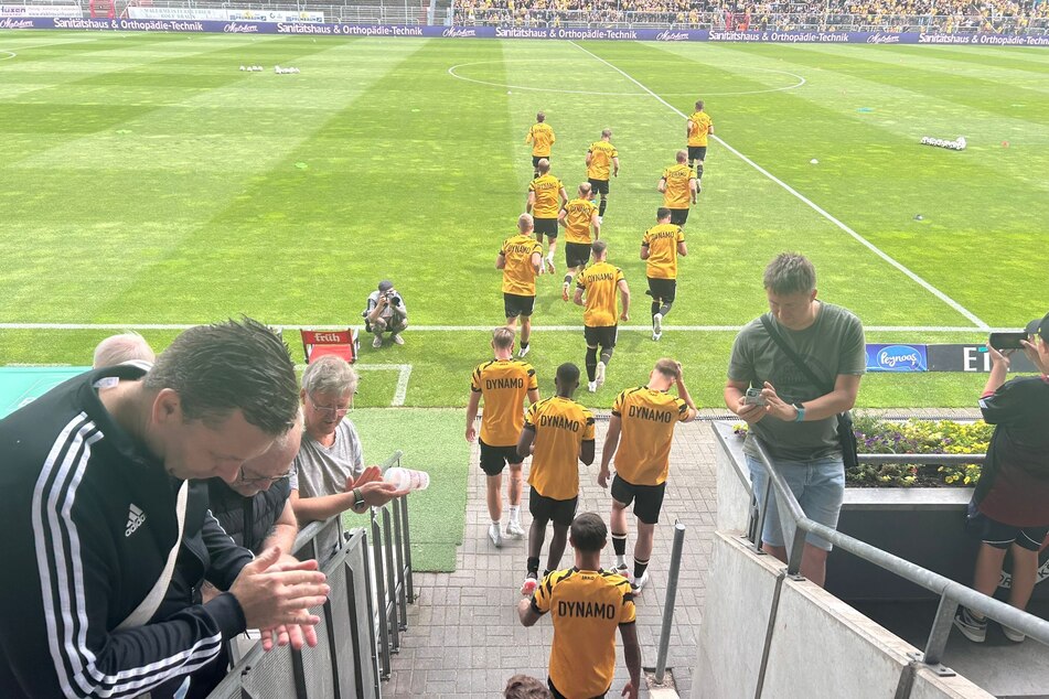 Endlich wieder Spieltag! Die Aufwärm-Routine beginnt.