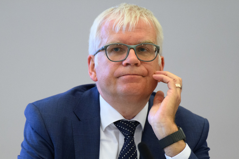 Blickt skeptisch auf Sachsens Staatssäckel: Finanzminister Hartmut Vorjohann (60, CDU).