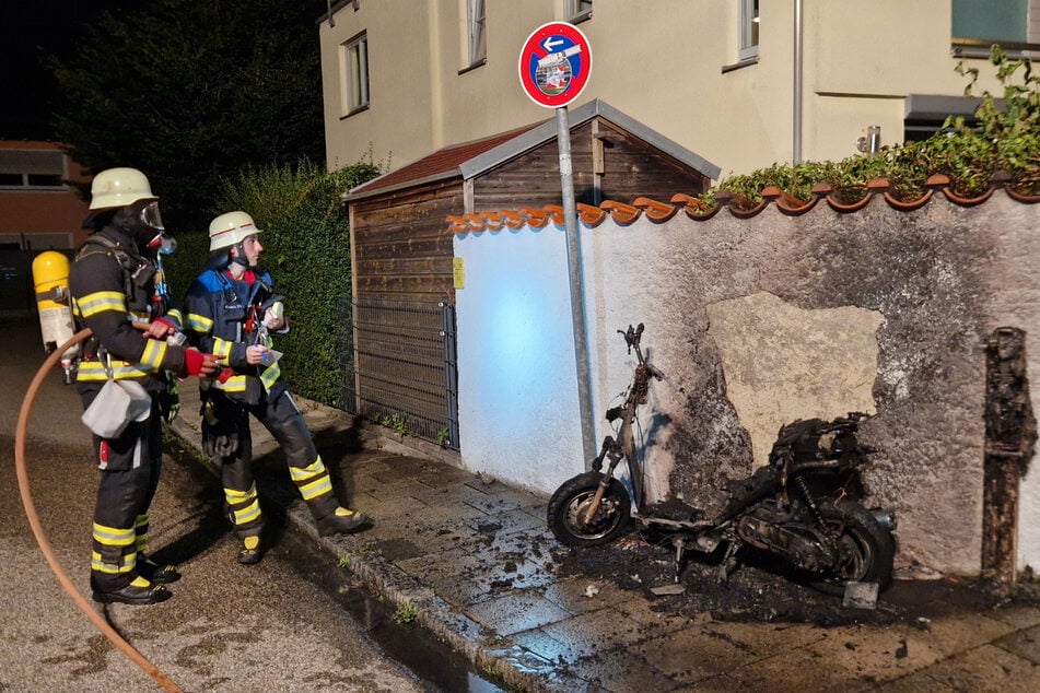 Die Münchner Feuerwehr löscht einen mutmaßlich vorsätzlich in Brand gesteckten Motorroller.