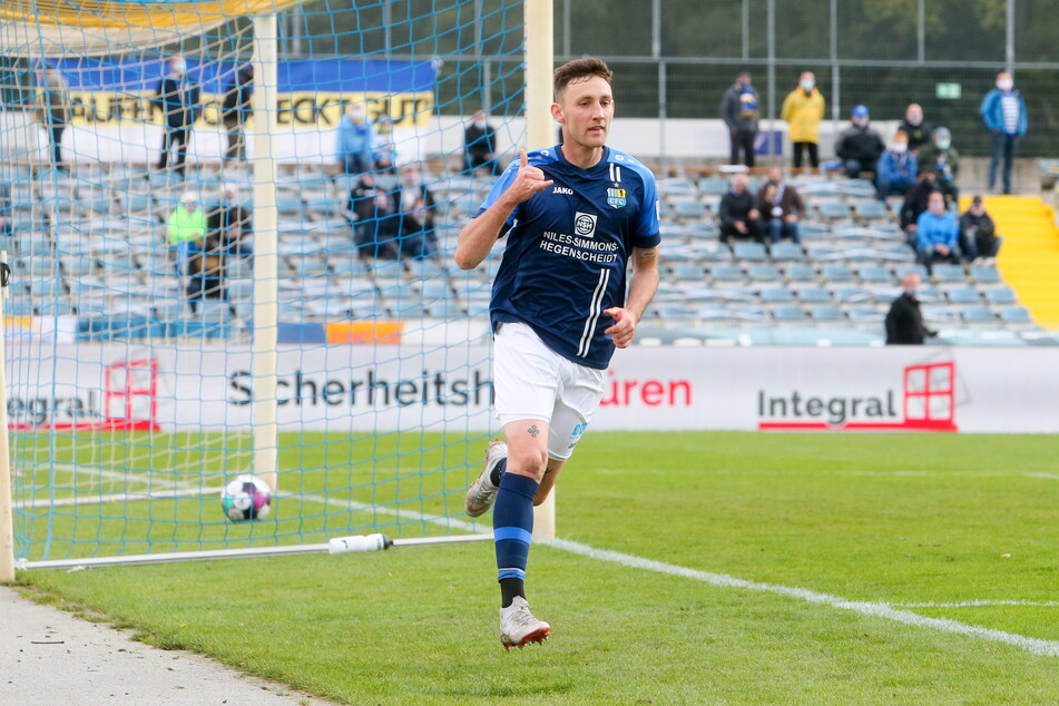 Christian Bickel (30) jubelt mit dem Surfergruß - trotz der schwierigen Saison ritt er persönlich auf einer Erfolgswelle.