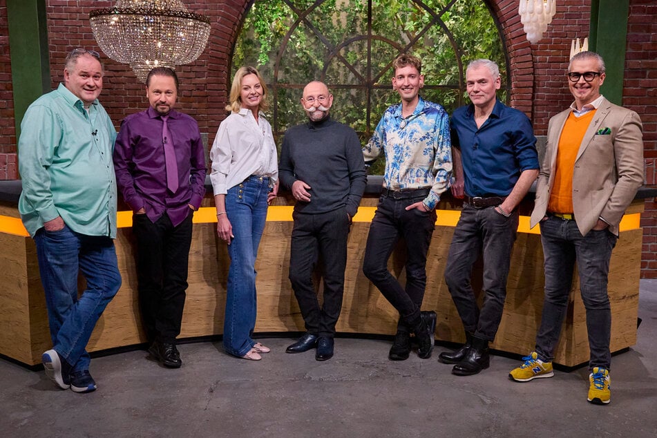Seit der ersten Folge ist 80-Euro-Waldi (l, 59) ein Teil der ZDF-Kultshow "Bares für Rares". (Archiv)
