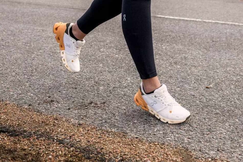 Laufschuhe von ON sind bei INTERSPORT aktuell super günstig