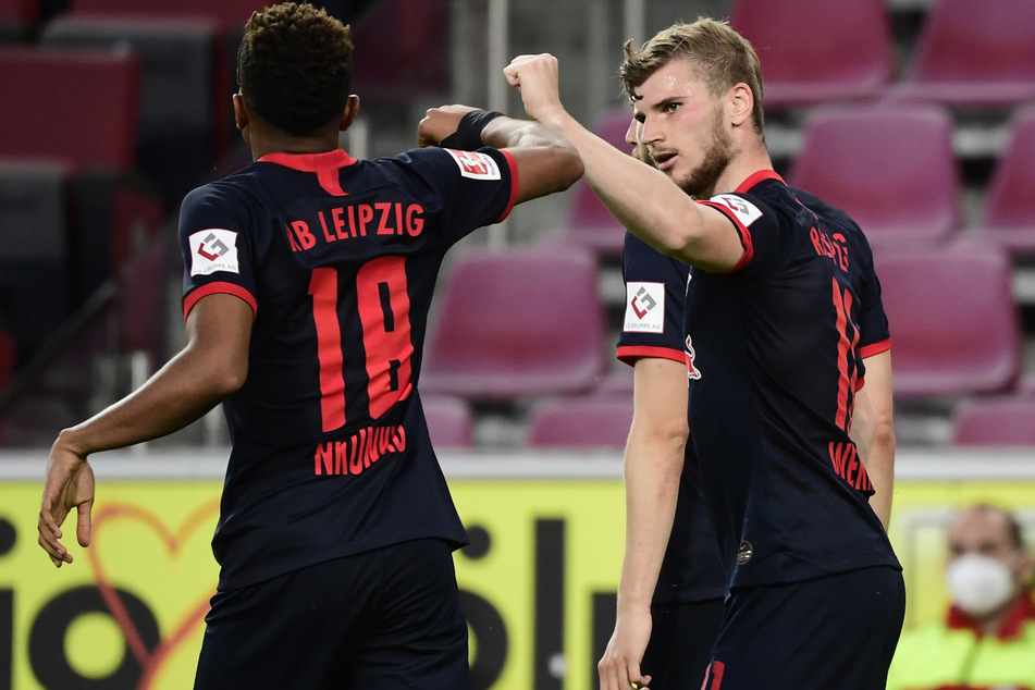 Zwei Leipziger Torschützen beim Faustjubel: Christopher Nkunku (l.) und Timo Werner.