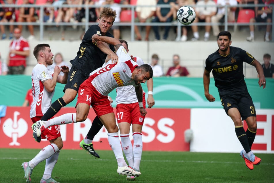 Für Timo Hübers (2.v.l.) und die Geißböcke war das Erstrundenduell beim Jahn eine ganz harte Nummer.