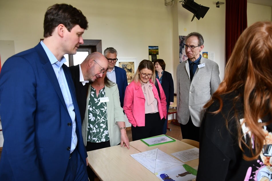 Kultusminister Conrad Clemens (42, CDU, l.) beim Besuch des Christian-Weise-Gymnasiums Zittau. Links von ihm der evangelische Landesbischof Tobias Bilz (61).