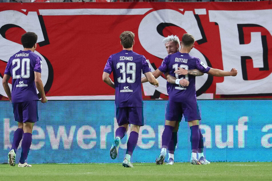 Aues Marvin Stefaniak herzt Torschütze Julian Guttau (Nr. 19), dem er den treffer mustergültig aufgelegt hatte.