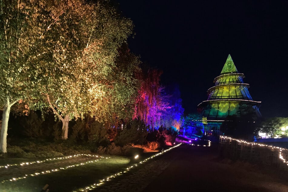 Der Rundgang rund um den Jahrtausendturm ist hell erleuchtet.