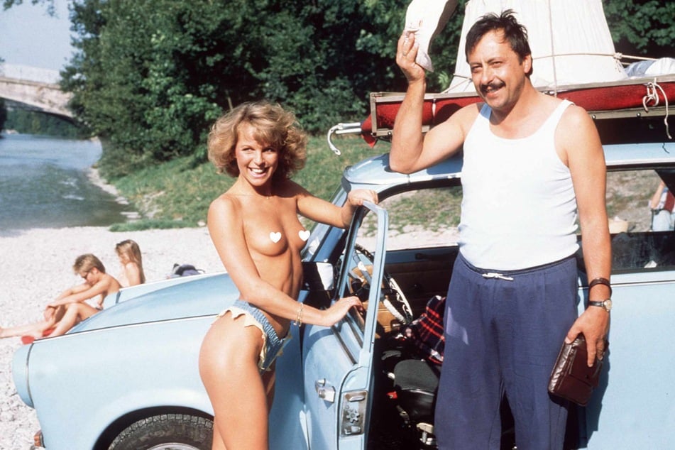 Stumph als Udo Struutz mit attraktiver Komparsin in "Go Trabi Go".