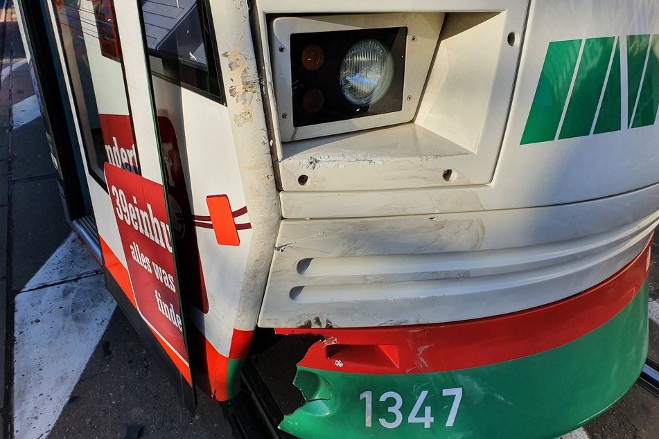 An der Straßenbahn kam es zu Sachschäden.