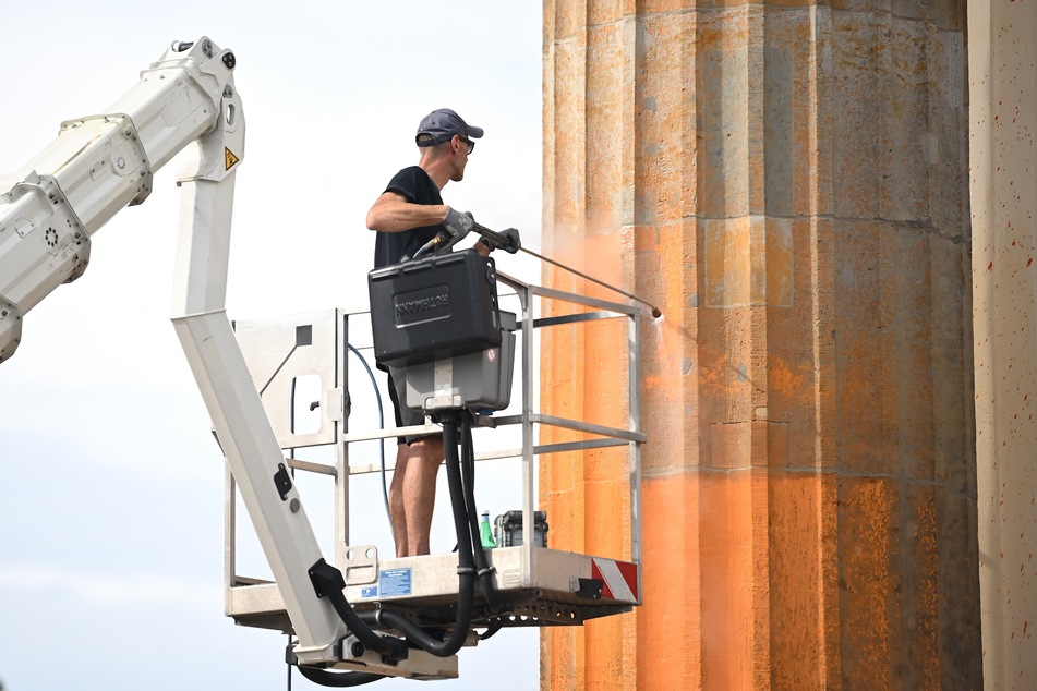 Nach dem Farbanschlag der "Letzten Generation" musste das Brandenburger Tor gereinigt werden.