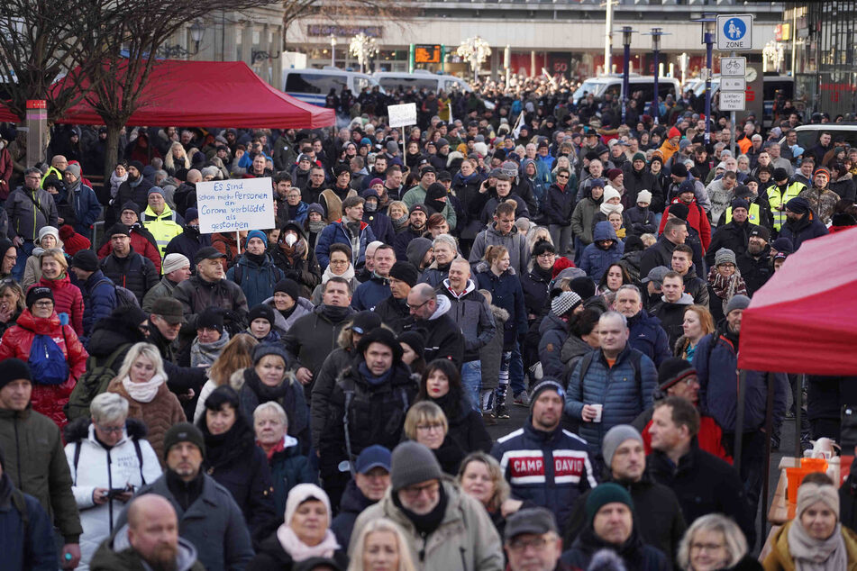 Aufruf zum "Ungehorsam": Tausende Menschen bei Corona-Protest in Magdeburg