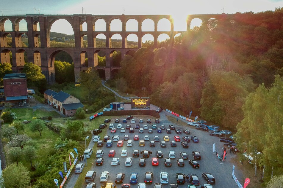FSV-Fans können die nächsten beiden Spiele im Autokino an der Göltzschtalbrücke in Netzschkau genießen.