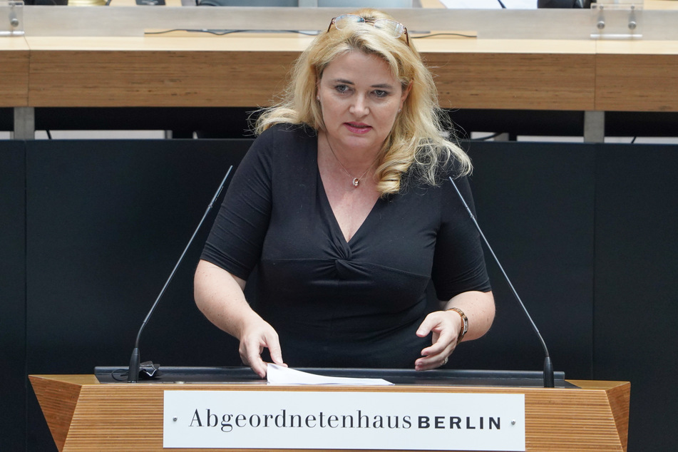 Die Vorsitzende der Berliner AfD, Kristin Brinker (49) sieht den Wohnungsdeal der SPD kritisch.
