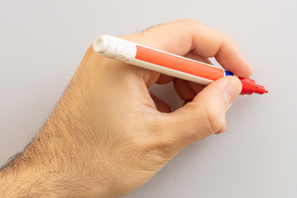 Mit einem Rotstift hinterließ der Mann eine Botschaft für seinen ehemaligen Arbeitgeber. (Symbolbild)