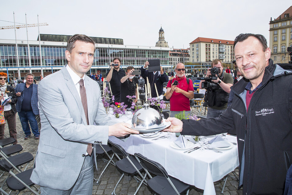 Der Auer Gastronom und Hotelier Benjamin Unger (40, r.) übergibt an Minister Martin Dulig (46) die Glosche mit den Forderungen.