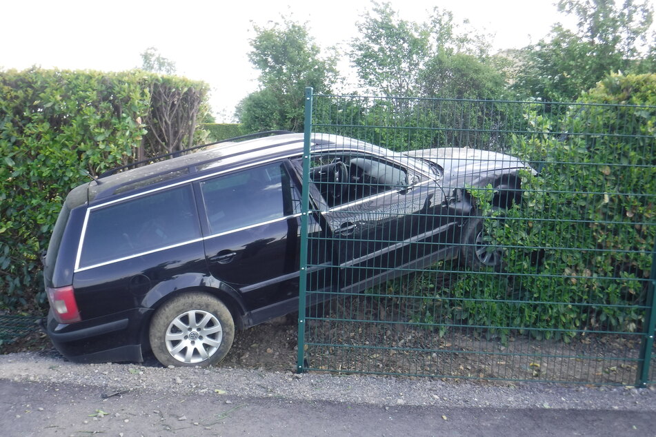 Der Volkswagen steckte verlassen in einer Hecke.