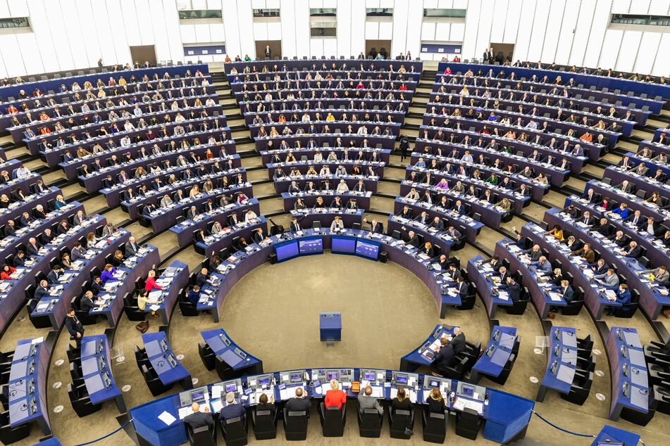 Mitglieder des Europäischen Parlaments sitzen während einer Abstimmung im Plenarsaal des Europäischen Parlaments.