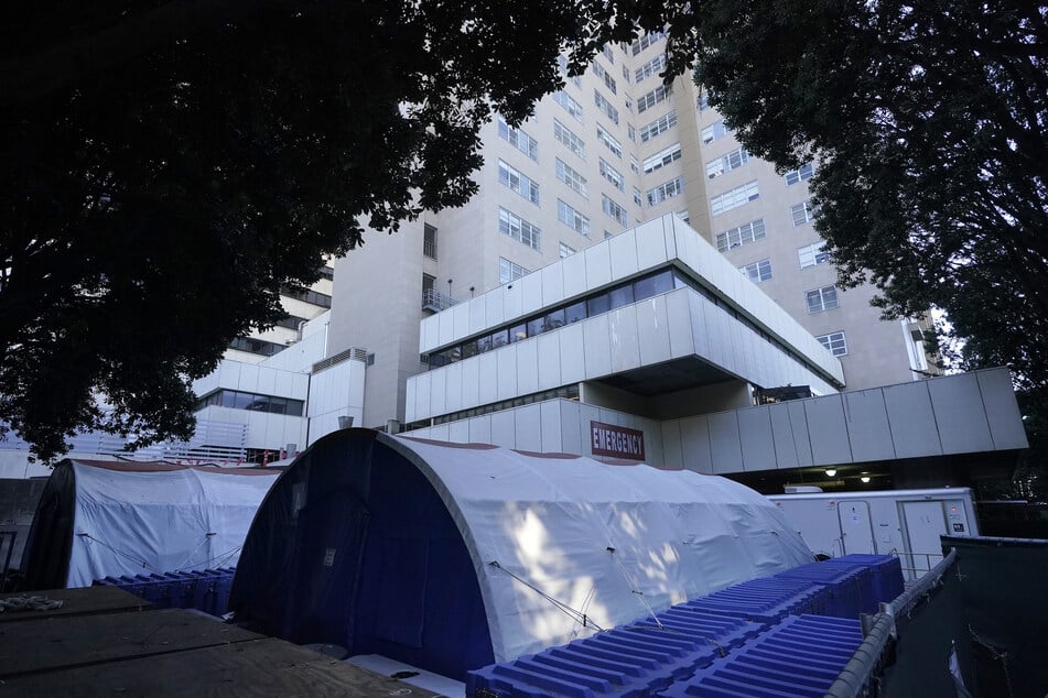 Zelte stehen vor einem medizinischen Zentrum der Universität von Kalifornien. Wegen einer drohenden Überfüllung der Intensivstationen in den kommenden zwei Wochen könnte Kalifornien die Maßnahmen zur Eindämmung der Corona-Pandemie weiter verschärfen.
