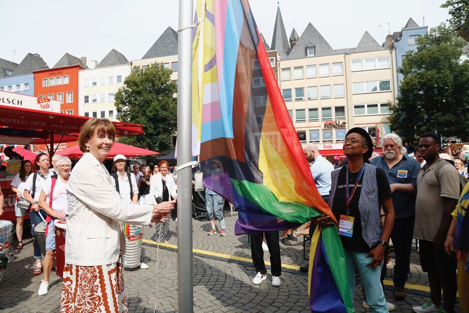 Hatte am Freitagnachmittag mit dem feierlichen Flagge-Hissen den Startschuss zum CSD 2024 gegeben: Kölns Oberbürgermeisterin Henriette Reker (67, parteilos)