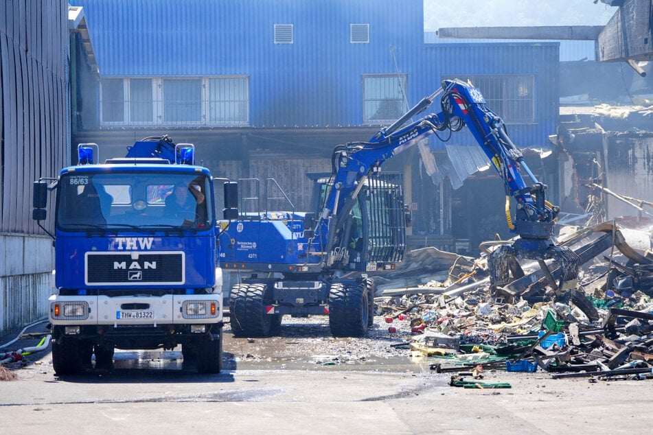 Wegen Einsturzgefahr ließen sich die Flammen nur von außen bekämpfen. Um besser an die Brandherde zu gelangen, riss das THW mit schwerem Gerät Teile der Hallen ab.