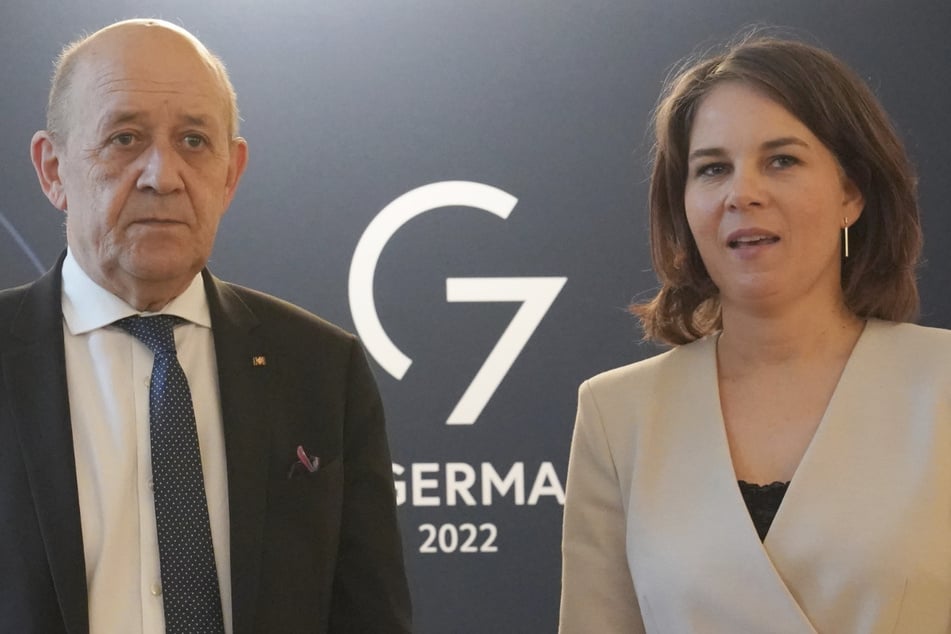 Annalena Baerbock (41), Außenministerin von Deutschland, begrüßt Jean-Yves Le Drian (74) Außenminister von Frankreich, zum bilateralen Gespräch auf dem Schlossgut nahe Weissenhäuser Strand zum Gipfeltreffen der Außenminister der G7-Gruppe.