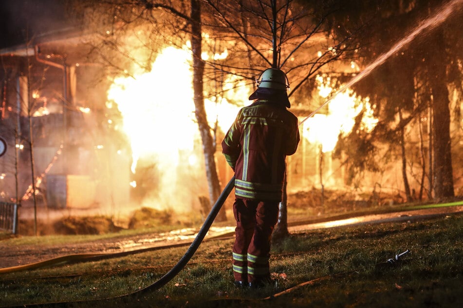 Die Feuerwehr kämpfte darum, eine weitere Ausbreitung der Flammen zu verhindern.